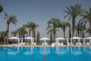 室外泳池；09:00 至 18:00 開放；躺椅