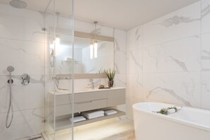 Deluxe Panorama | Baño | Regadera, amenidades de baño de diseñador, secadora de cabello, batas 