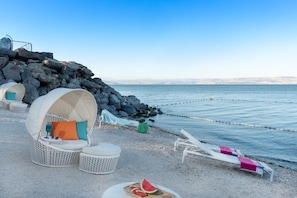 شاطئ خاص، كراسي للتشمس، مناشف للشاطئ
