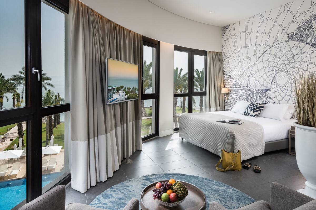 1 bedroom, premium bedding, minibar, in-room safe