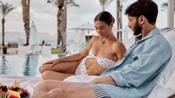 Piscina externa, funciona das 9h às 18h, espreguiçadeiras