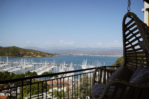 Ropa de cama de alta calidad, escritorio y sistema de insonorización