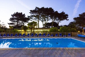 Piscine couverte, piscine extérieure (ouverte en saison)