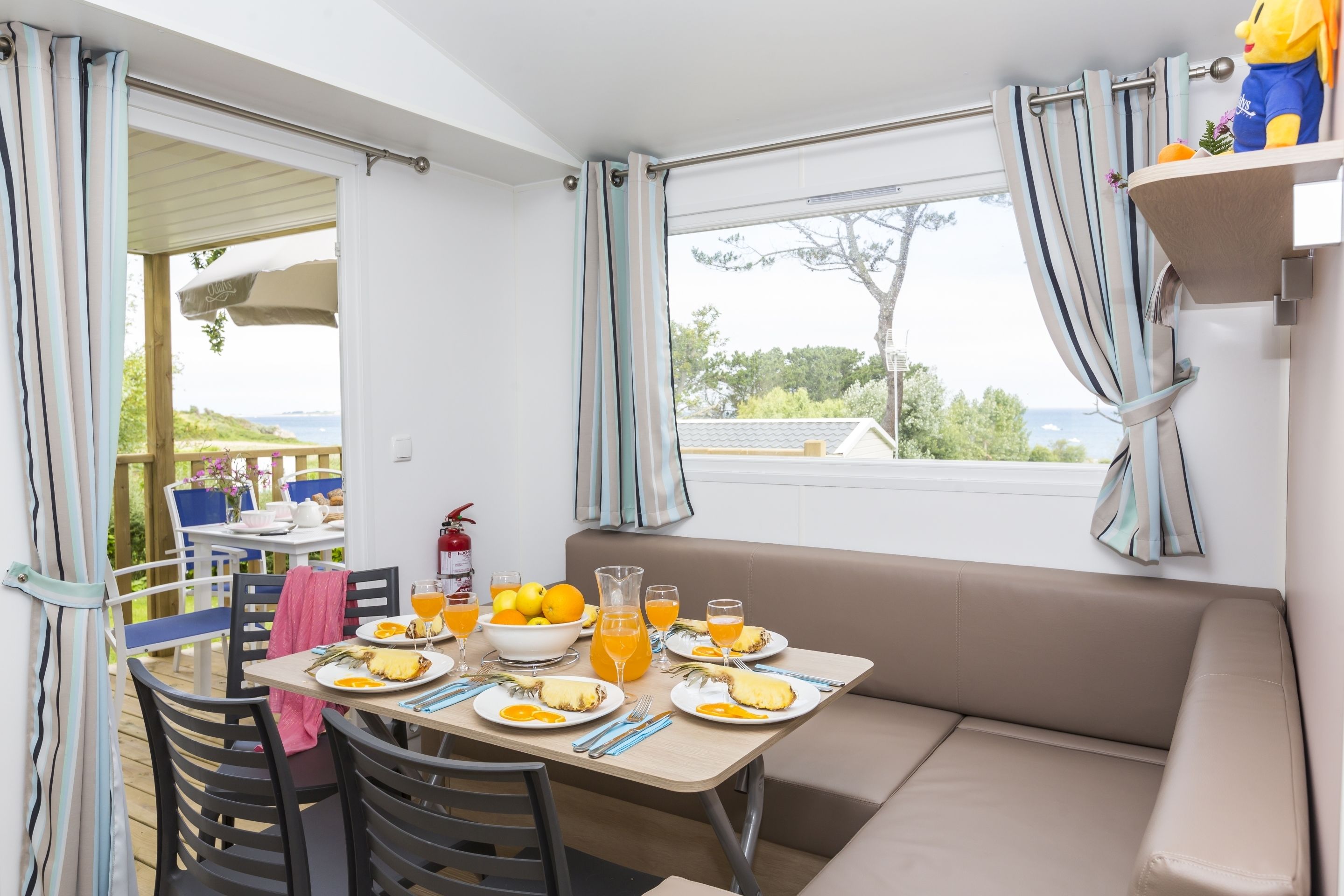 تناول الطعام داخل الغرفة