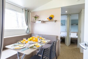 In-room dining - Domaine Résidentiel de Plein Air Le Port de la Chaine (Pleubian)