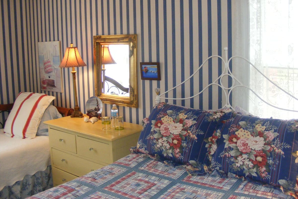 Kamer, meerdere bedden, uitzicht op tuin | 4 slaapkamers, luxe beddengoed, individueel gedecoreerd