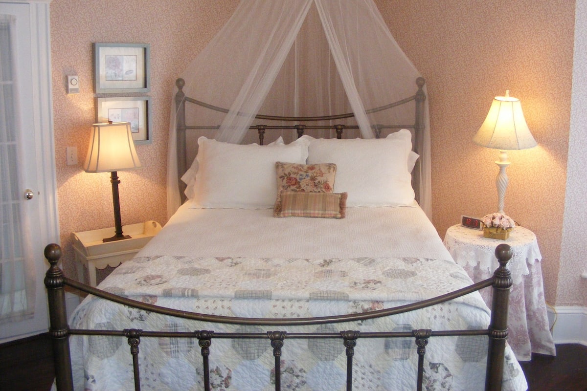 Kamer, 1 queensize bed, open haard, aan zee | 4 slaapkamers, luxe beddengoed, individueel gedecoreerd