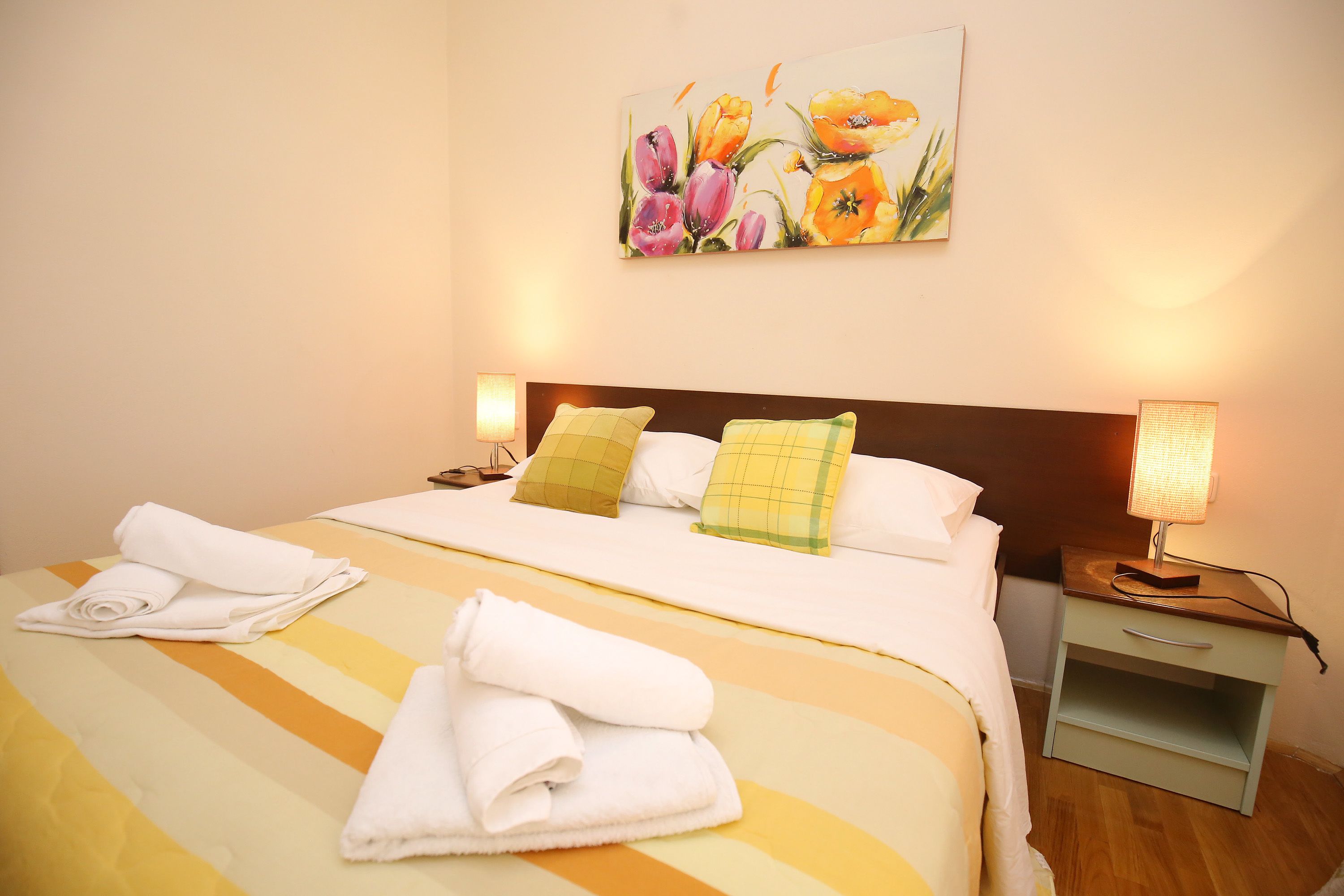 Standaard appartement, 2 slaapkamers, terras, uitzicht op zee | Een bureau, babybedden, gratis wifi