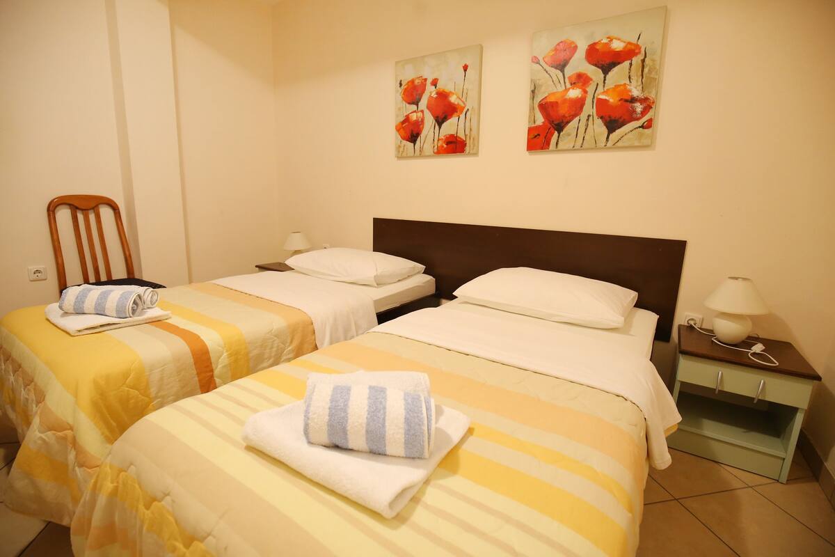Departamento Confort, 2 habitaciones, Terraza, en el área del jardín | Escritorio, cunas y wifi gratis