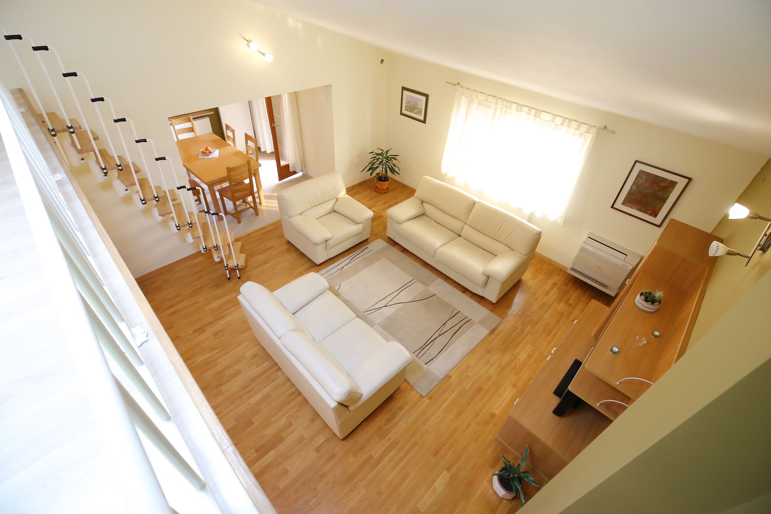 Deluxe appartement, 3 slaapkamers, 2 badkamers, uitzicht op zee | Woonruimte | Een flatscreentelevisie