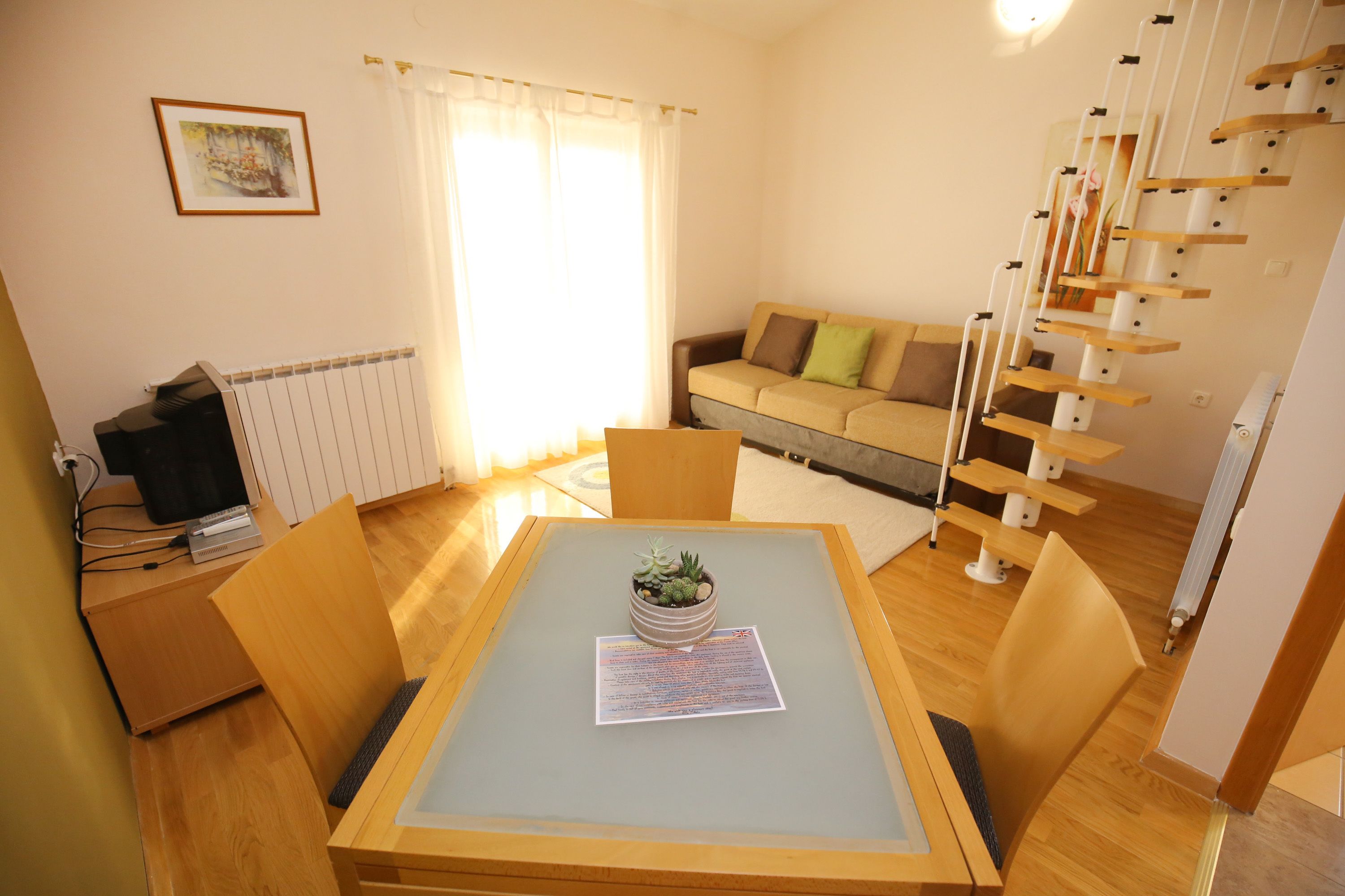 Gallery-Apartment, 2 Schlafzimmer, Balkon, Meerseite | Wohnbereich | Flachbildfernseher