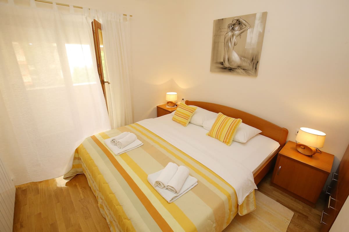 Departamento Confort, 1 habitación, balcón, frente al mar | Escritorio, cunas y wifi gratis