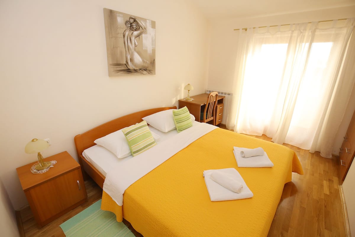 Departamento Gallery, 2 habitaciones, balcón, frente al mar | Escritorio, cunas y wifi gratis