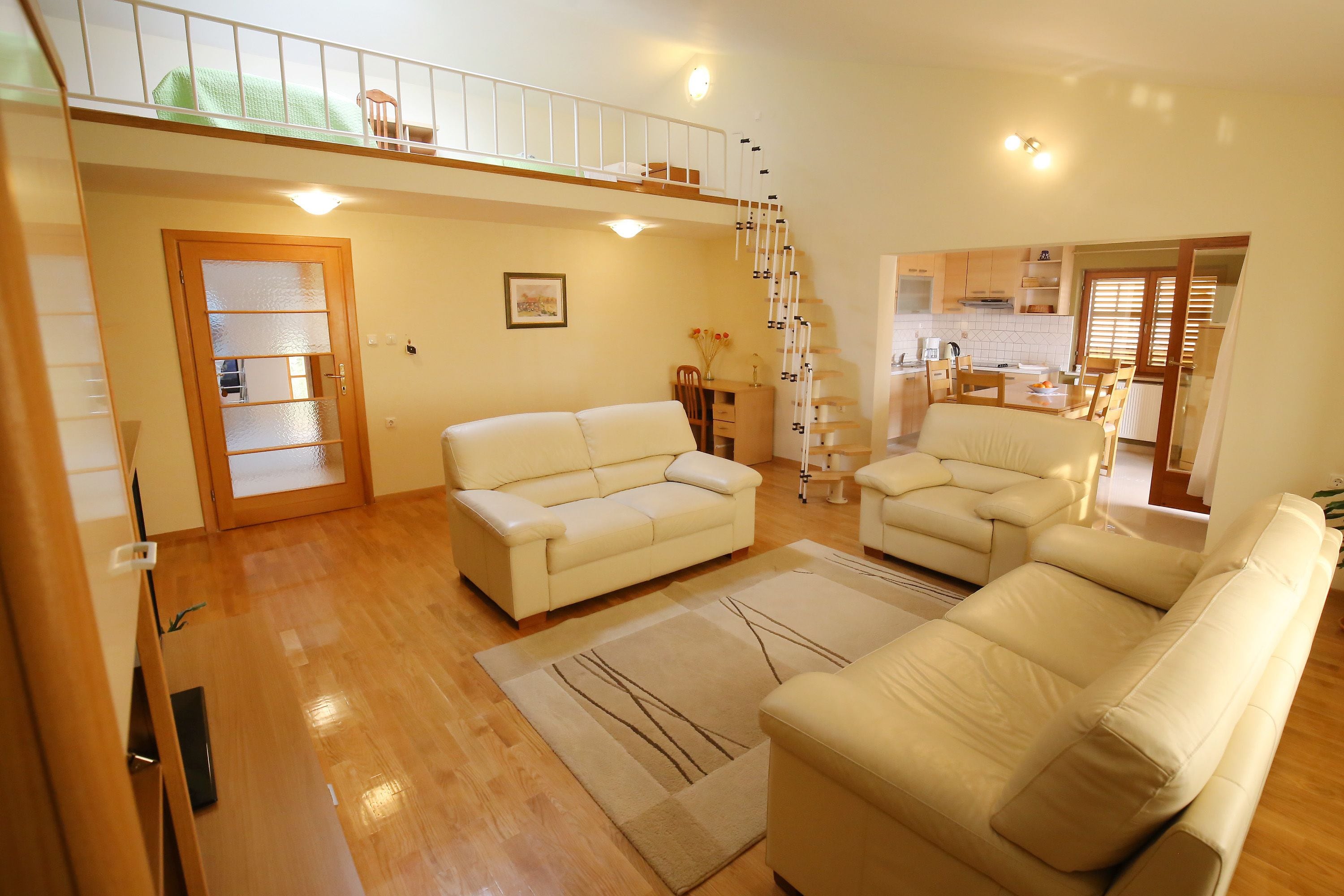 Apartamento Deluxe, 3 habitaciones, 2 baños, mirando al mar | Zona de estar | Una televisión de pantalla plana