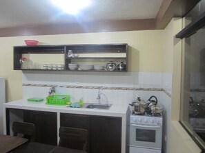 Huone, 2 makuuhuonetta (DEPARTAMENTO 2) | Yksityinen keittiö | Jääkaappi, liesi, keittoastiat/astiat/ruokailuvälineet