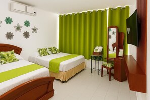 Premium bedding, down comforters, pillowtop beds, individually decorated - Hostal Costa Verde (Manta)
