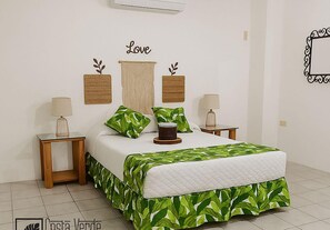 Premium bedding, down comforters, pillowtop beds, individually decorated - Hostal Costa Verde (Manta)