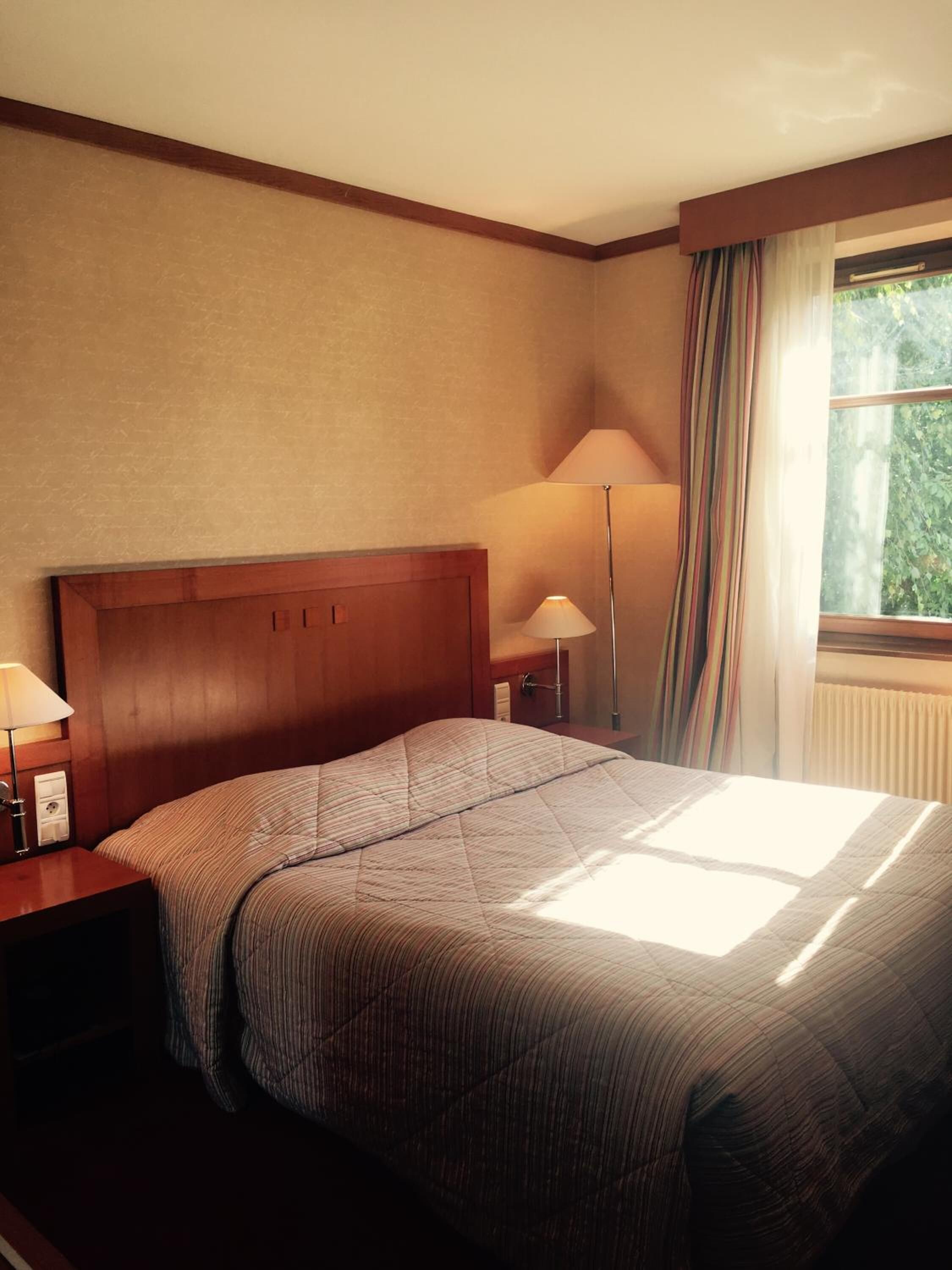 minibar, desk, soundproofing, iron/ironing board