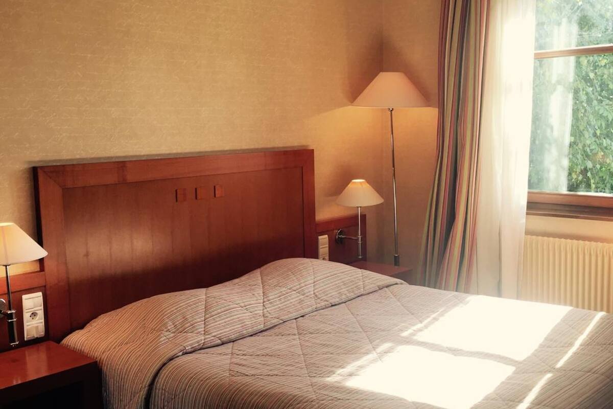 minibar, desk, soundproofing, iron/ironing board