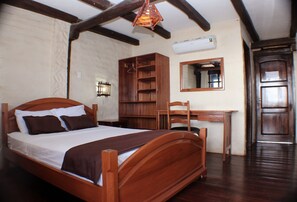 Caja de seguridad en la habitación y muebles diferentes 