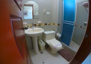 Twin Room | Bathroom | Combined shower/bathtub, deep-soaking bathtub, rainfall showerhead