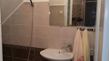 Apartment | Bathroom | Shower, free toiletries, towels