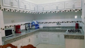 Cafetera/tetera, refrigerador con freezer, microondas, placa de cocina