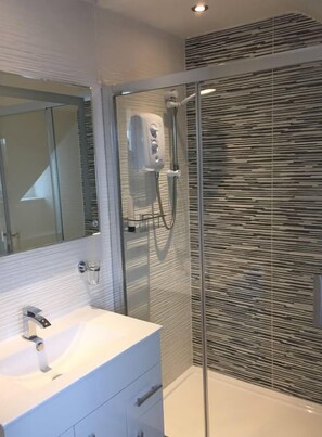 Twin Room | Bathroom | Shower, free toiletries, hair dryer, towels - Avoncot Guest House (Stratford-upon-Avon)