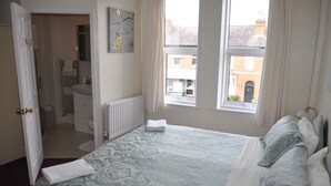 Family Room | Desk, iron/ironing board (on request), WiFi (free) - Avoncot Guest House (Stratford-upon-Avon)