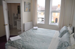 Family Room | Desk, iron/ironing board, free WiFi