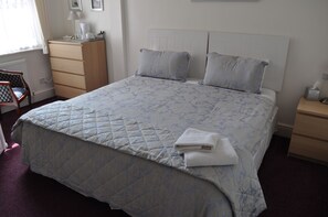 Double or Twin Room | Desk, iron/ironing board, free WiFi - Avoncot Guest House (Stratford-upon-Avon)