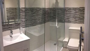 Shower, free toiletries, hair dryer, towels - Avoncot Guest House (Stratford-upon-Avon)