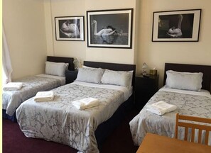 Quadruple Room | Desk, iron/ironing board, free WiFi - Avoncot Guest House (Stratford-upon-Avon)