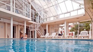 Innenpool, Außenpool, Sonnenschirme, Liegestühle