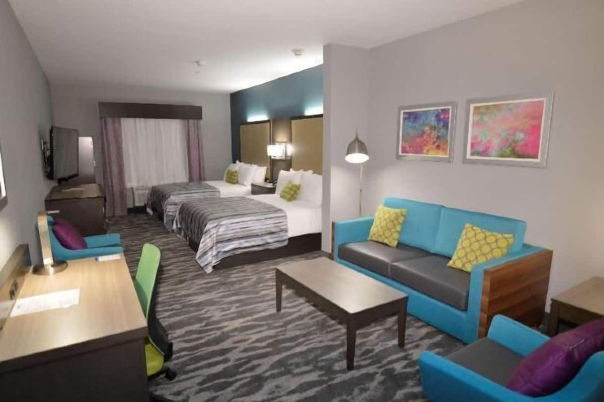 Meja kerja, ruang kerja ramah laptop, dan tirai kedap cahaya