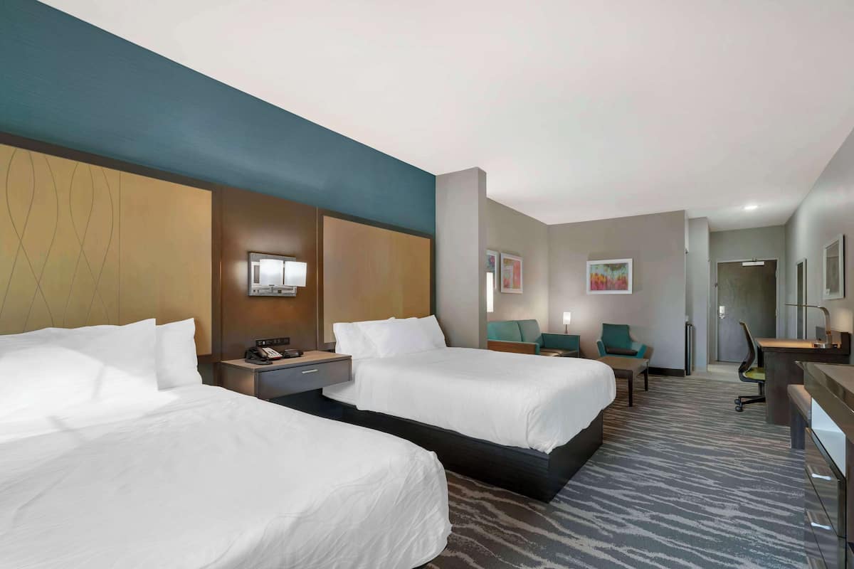 Meja kerja, ruang kerja ramah laptop, dan tirai kedap cahaya