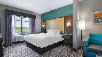 Escritorio, espacio para trabajar con laptop y cortinas blackout