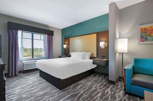 办公桌、笔记本电脑工作区、遮光窗帘、熨斗/熨板