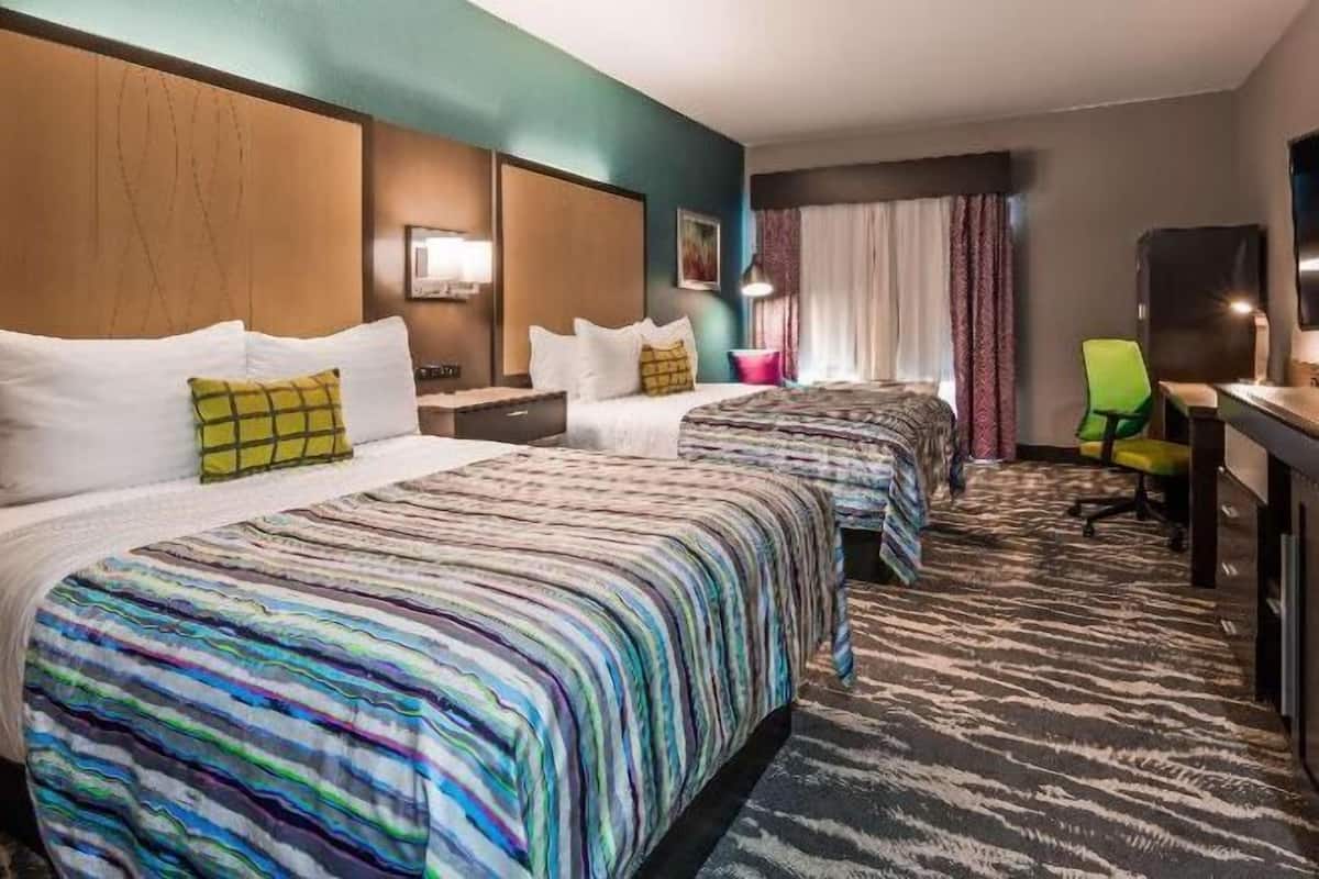 Meja kerja, ruang kerja ramah laptop, dan tirai kedap cahaya