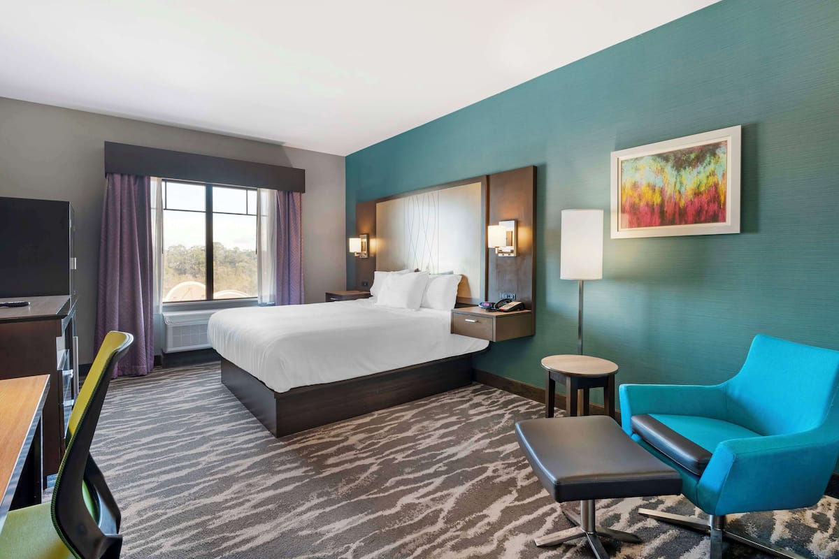 Meja kerja, ruang kerja ramah laptop, dan tirai kedap cahaya