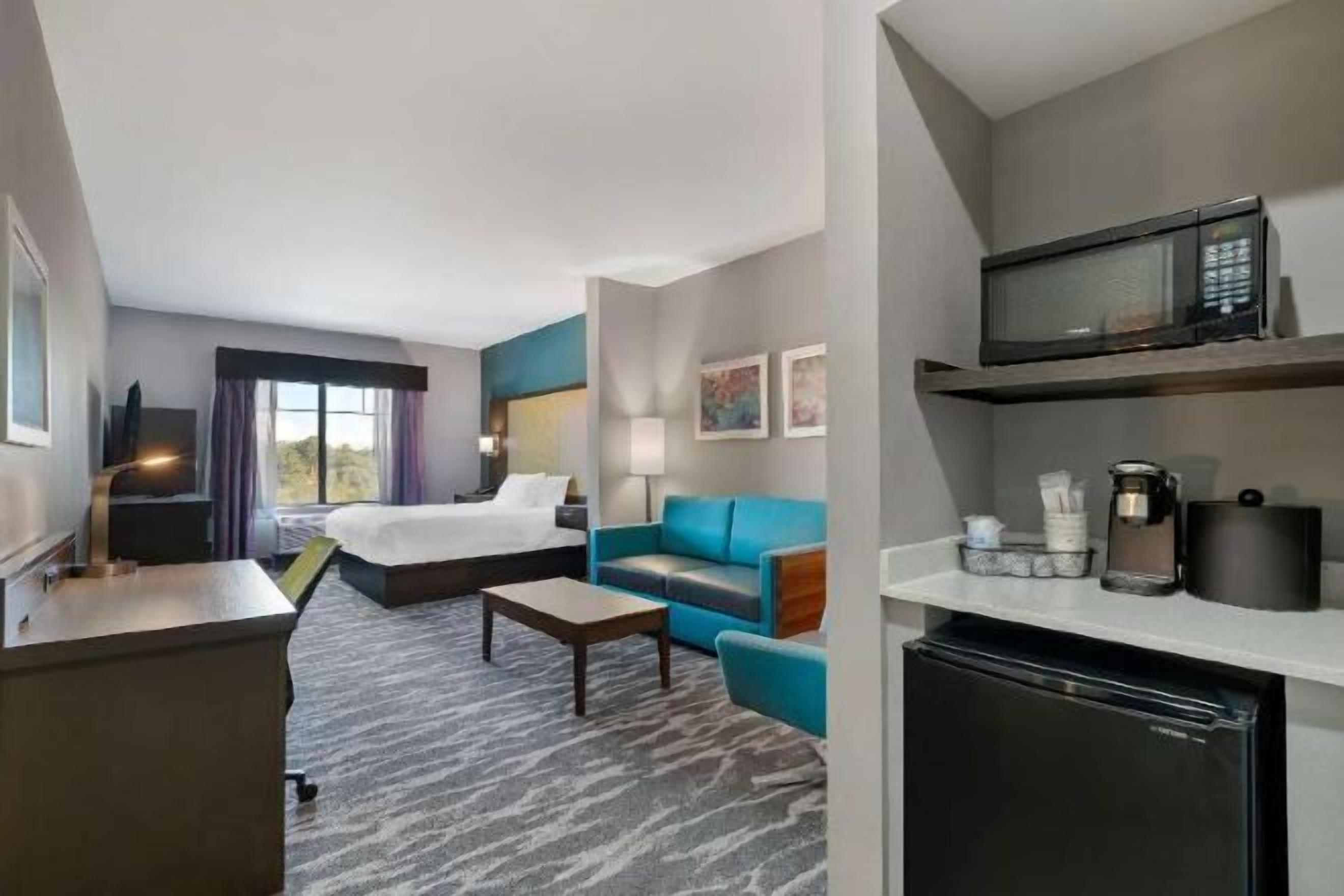 Työpöytä, kannettavalle tietokoneelle sopiva työtila, pimennysverhot