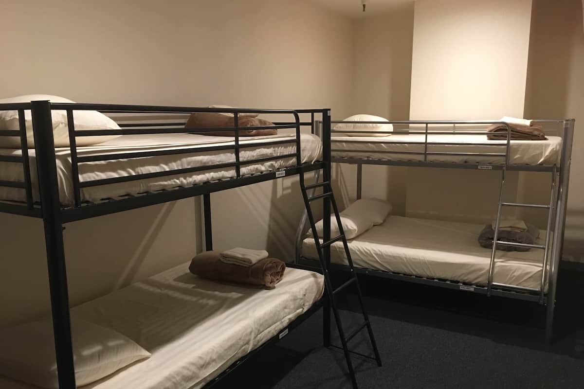 Basic-Zimmer, Mehrere Betten | Bügeleisen/Bügelbrett, kostenloses WLAN, Bettwäsche