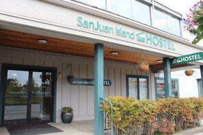 Property entrance - San Juan Island Hostel (Friday Harbor)
