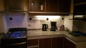 Frigorífico grande, microondas, horno y placa de cocina