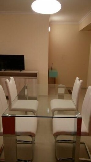 Premium Apartment, 2 Bedrooms, Garden Area | In-room dining