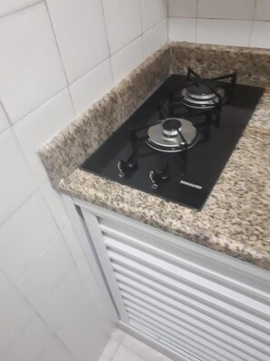 Kylskåp, mikrovågsugn, spishäll och grytor/köksredskap