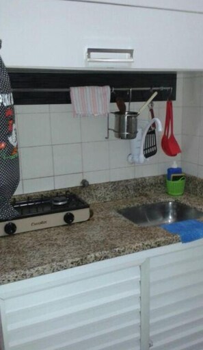 Refrigerador, microondas, placa de cocina, utensilios de cocina