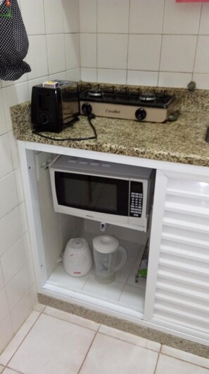 Fridge, microwave, stovetop, cookware/dishes/utensils - Studio One (Rio de Janeiro)