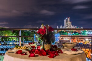 Breakfast, lunch and dinner served