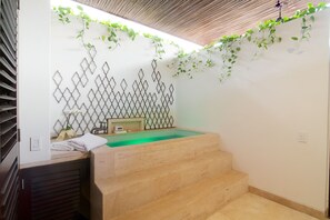 Chambre Supérieure, 1 grand lit, bain à remous